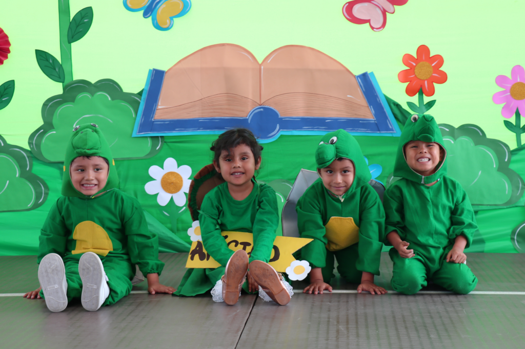 Alumnos de Inicial del colegio Lord Kelvin en Trujillo en el día de la educación inicial.