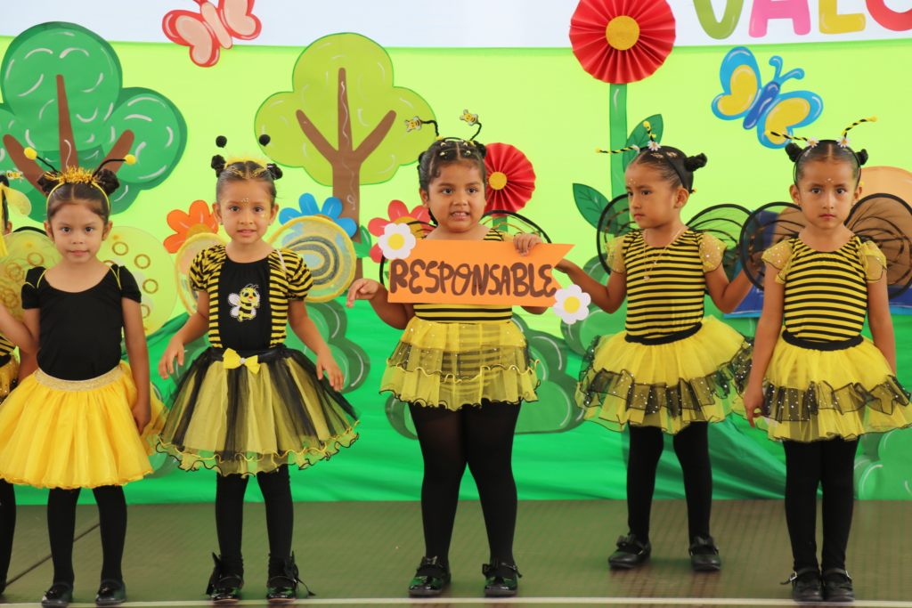 Alumnos de Inicial del colegio Lord Kelvin en Trujillo en el día de la educación inicial.